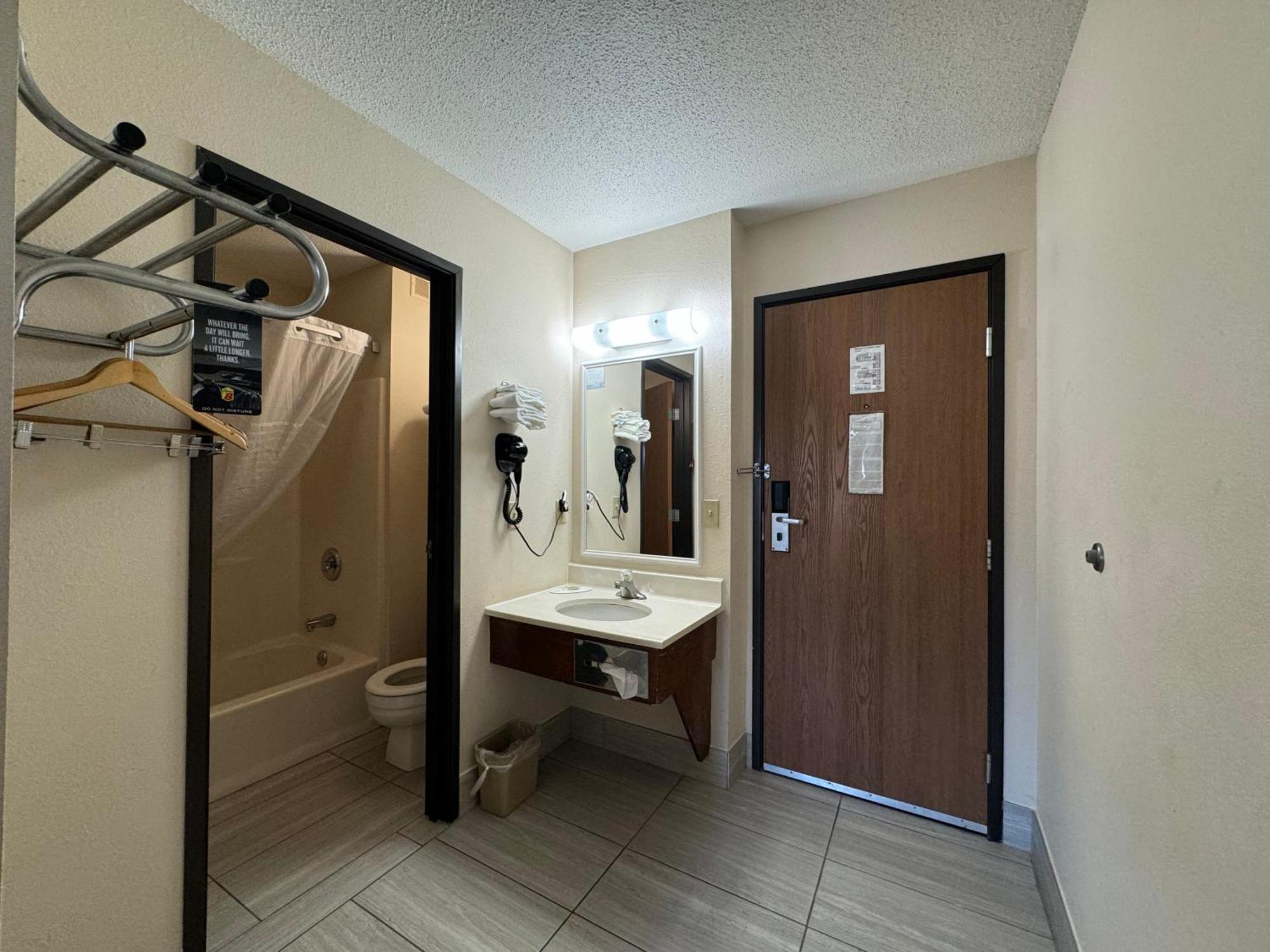 Super 8 By Wyndham Columbia Clark Lane Hotell Exteriör bild