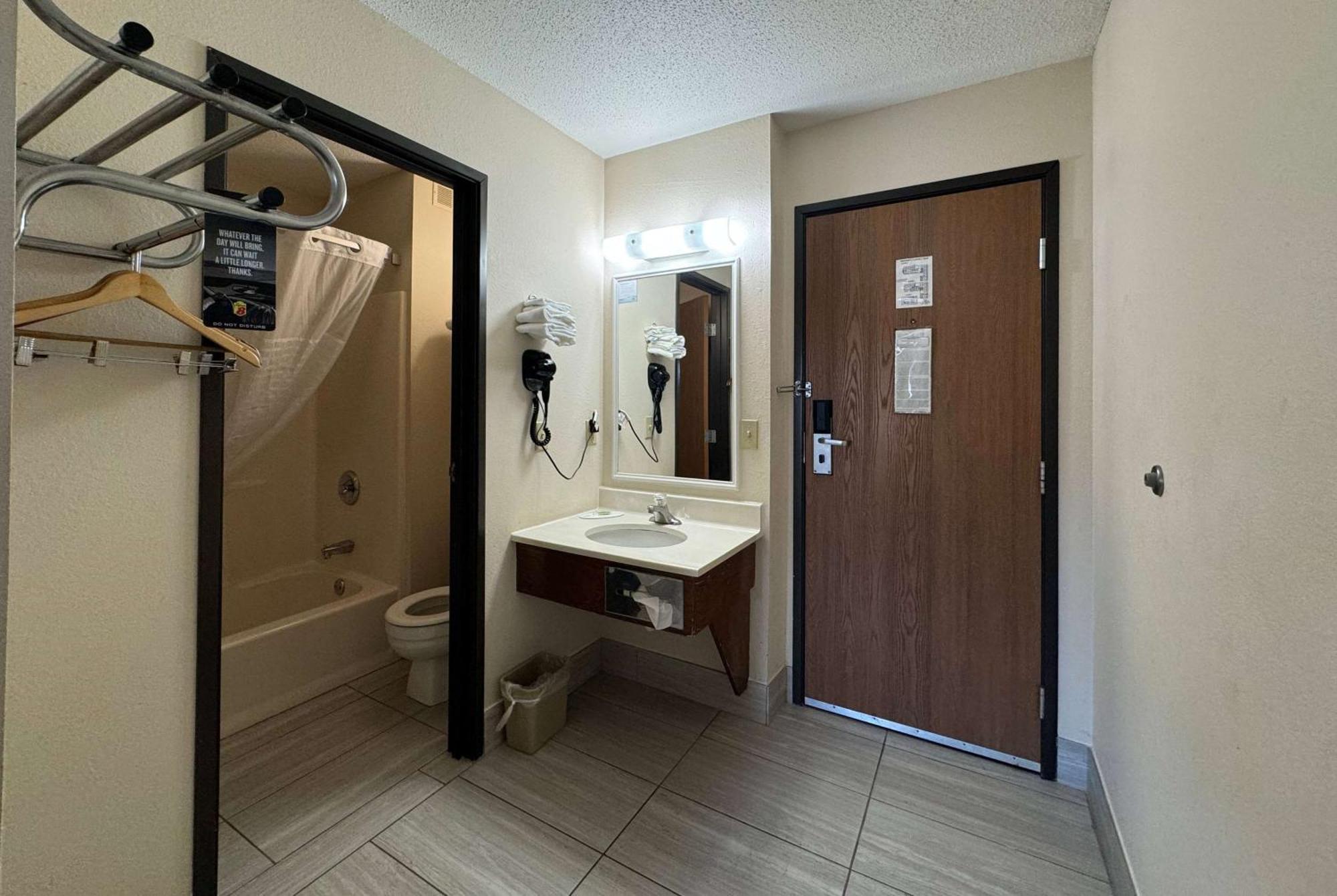 Super 8 By Wyndham Columbia Clark Lane Hotell Exteriör bild